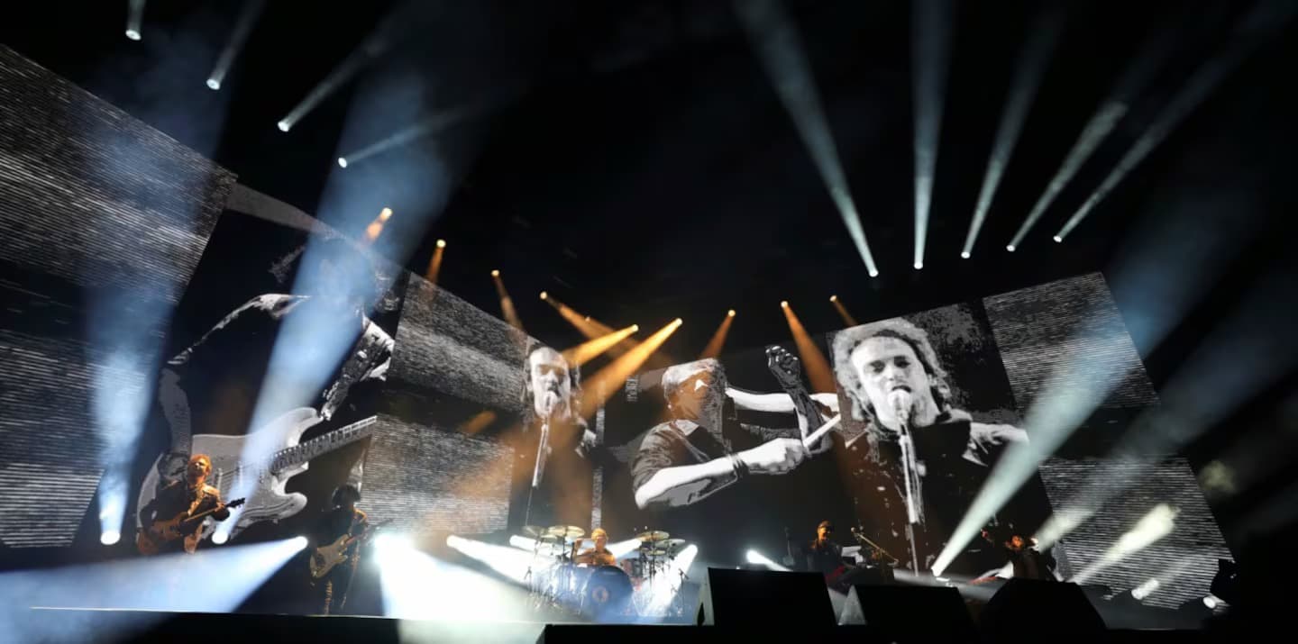 Escenario y pantallas durante un concierto de Soda Stereo.